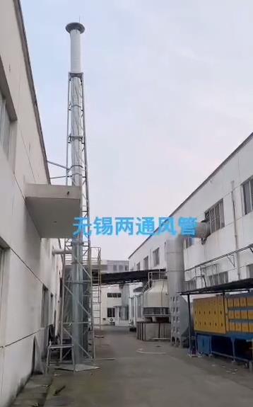 兩套油煙排放凈化工程結(jié)束，304不銹鋼焊接風管，兩個煙囪